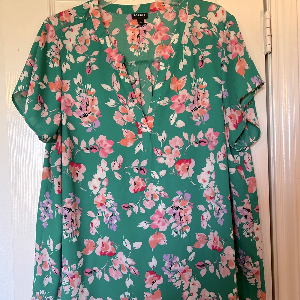 Floral Torrid Split Front Blouse - Georgette. Size 2. Lightweight Short Sleeve
